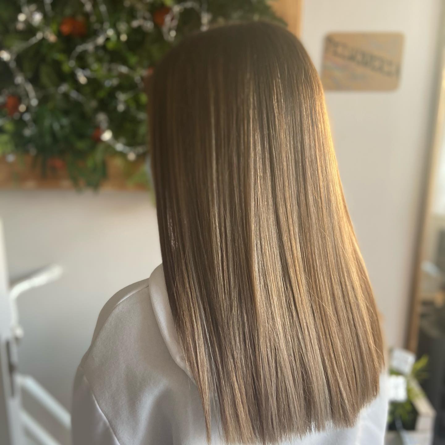 Alisado con acabado brillo espejo en Amare Salon, peluquería en Valdemoro