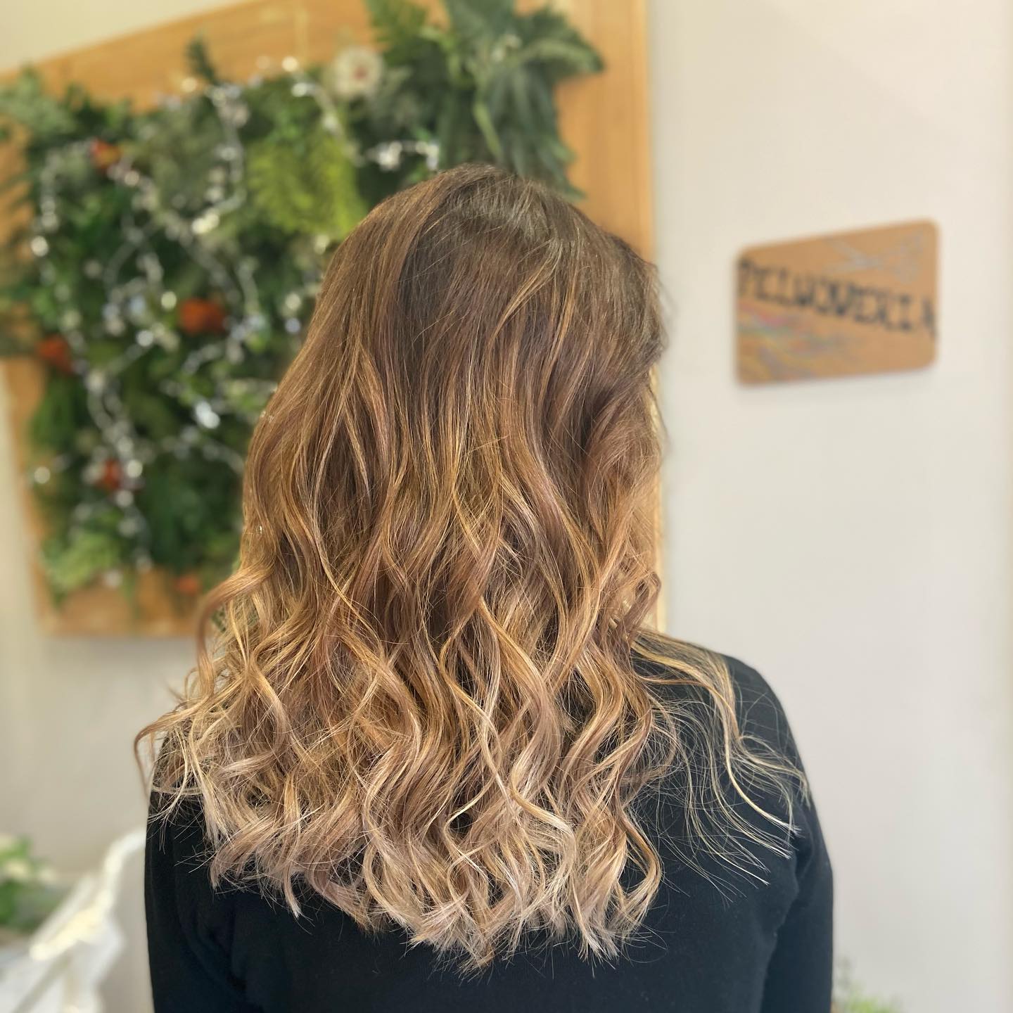 Mechas balayage con ondas naturales en Amare Salon, peluquería en Valdemoro