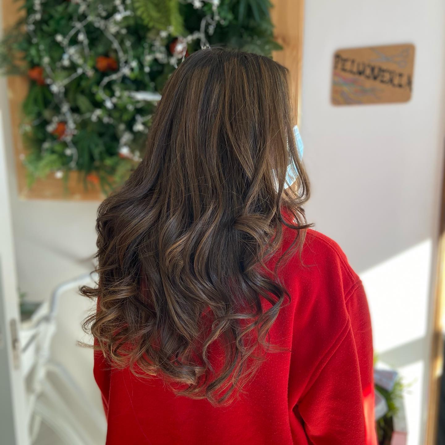 Morena iluminada con ondas suaves en Amare Salon, peluquería en Valdemoro