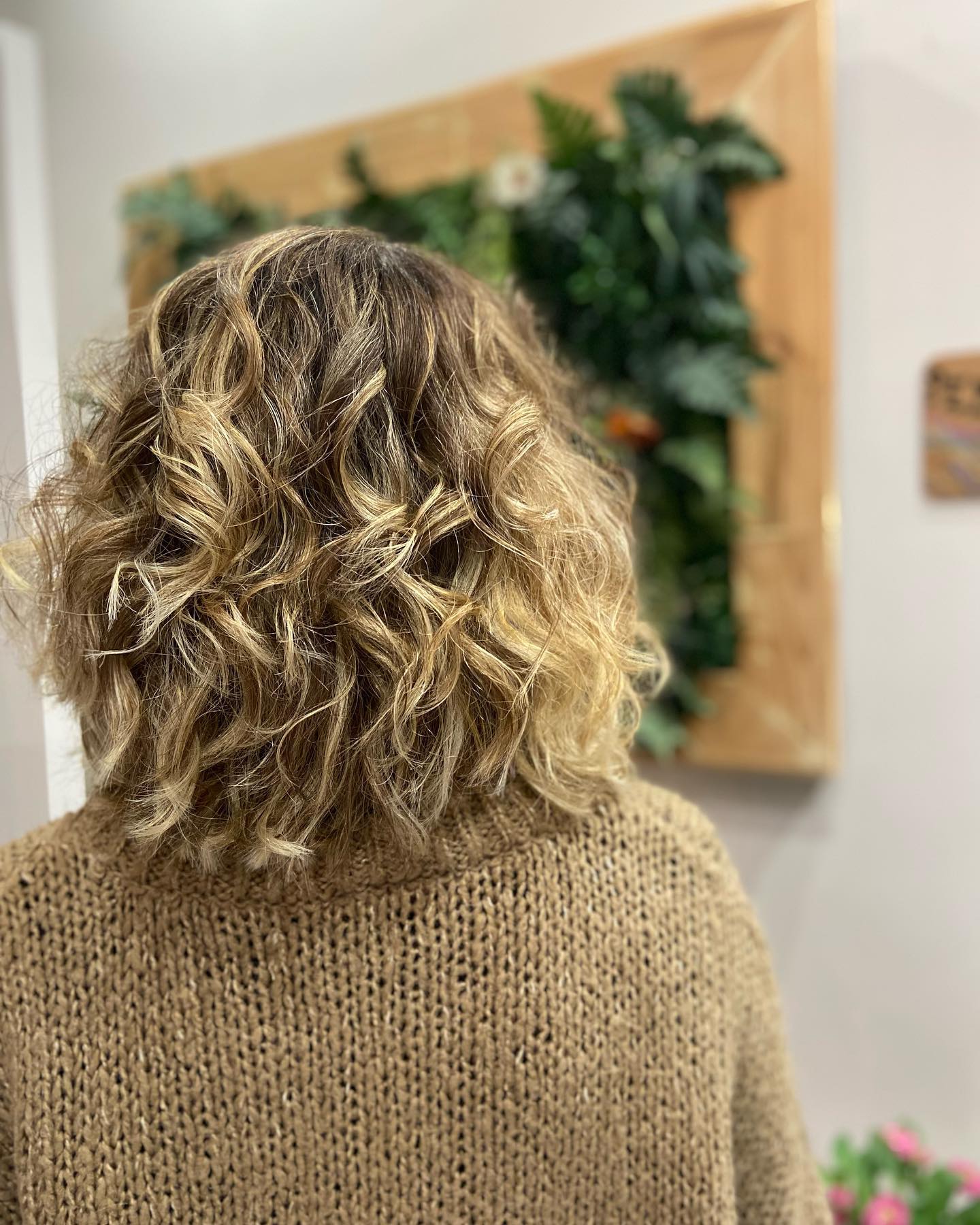 Bob rizado con ondas definidas en Amare Salon, peluquería en Valdemoro