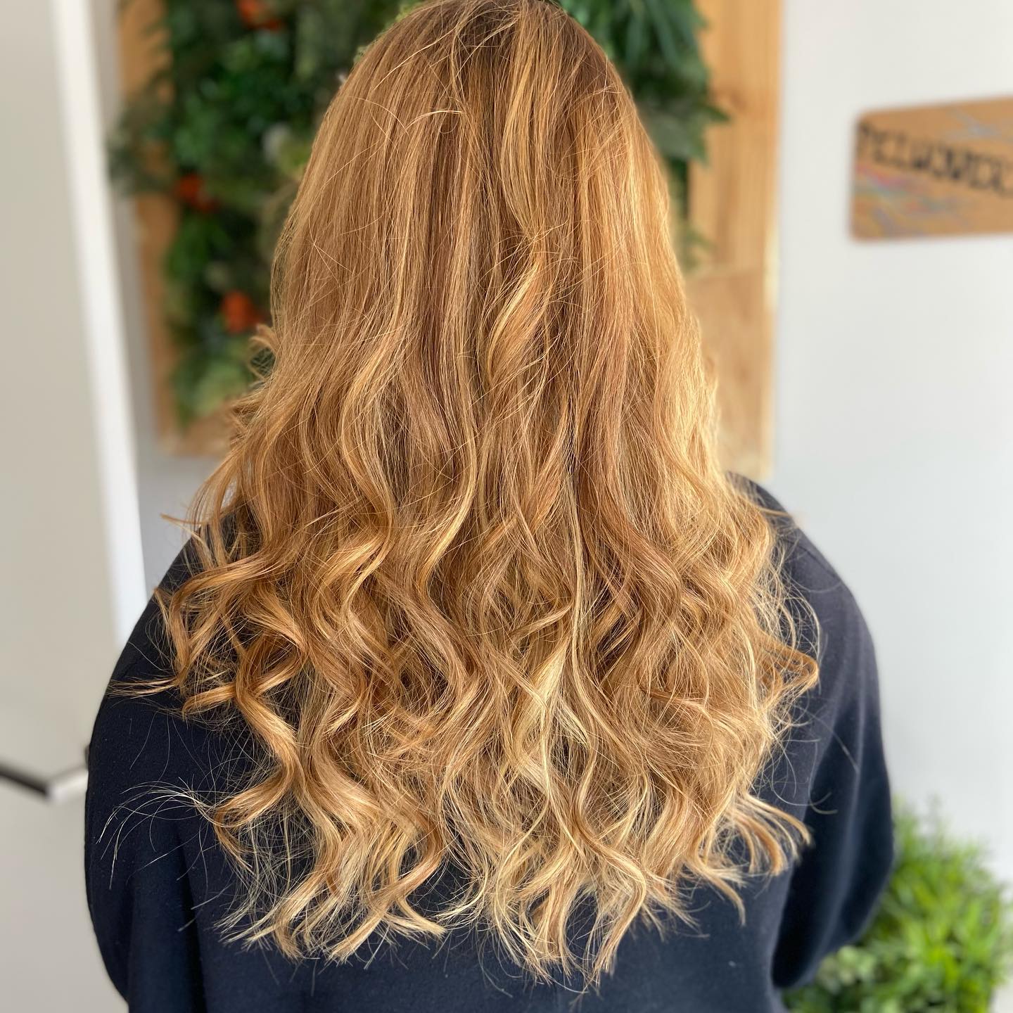 Rubio dorado con ondas definidas en Amare Salon, peluquería en Valdemoro