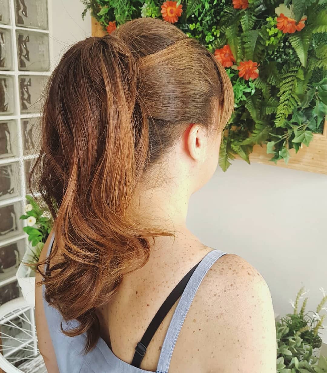 Semirecogido con coleta ondulada en Amare Salon, peluquería en Valdemoro