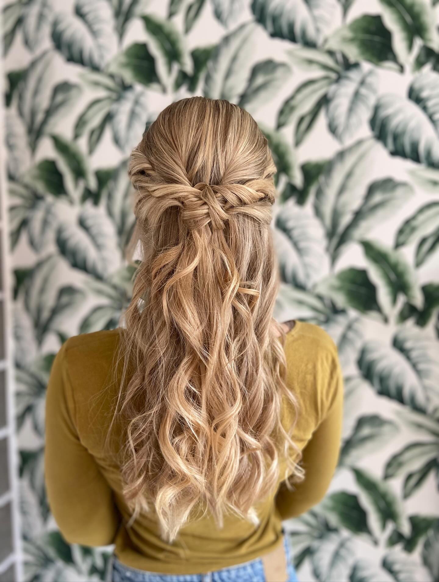Semirecogido con ondas en rubio luminoso en Amare Salon, peluquería en Valdemoro