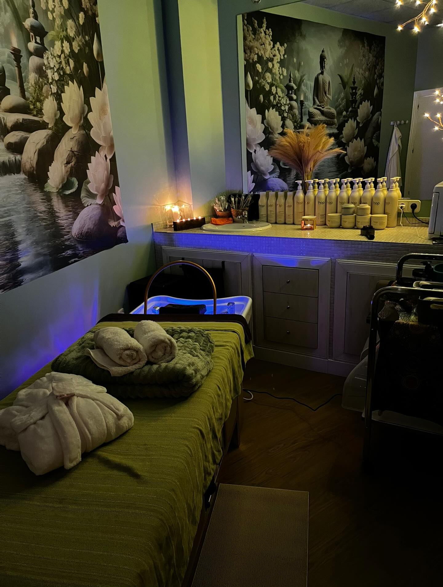 Zona de spa capilar en Amare Salon Valdemoro con camilla y productos profesionales