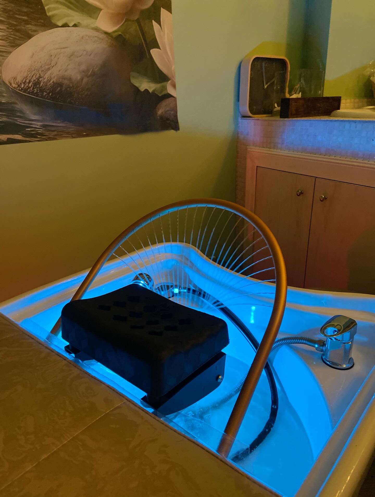 Lavacabezas de spa capilar en Amare Salon Valdemoro con luz relajante